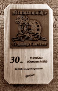 Tafel -30 Jahre Wirtshaus Neumann-Mühle